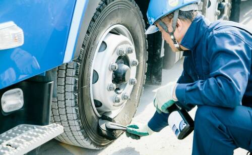 Dlaczego mobilny serwis opon ciężarowych jest kluczowy dla utrzymania ciągłości pracy floty?