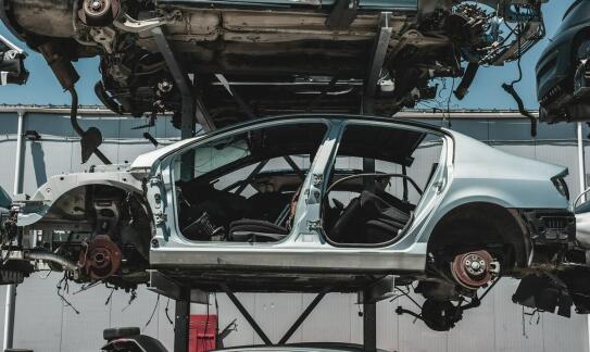 Proces demontażu quadów i rowerów w auto złomie