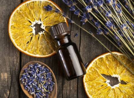 Olejek lawendowy – jak stosować na twarz w codziennej pielęgnacji?