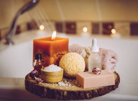 Jak stosować olejki eteryczne do kąpieli, by w pełni korzystać z ich właściwości?