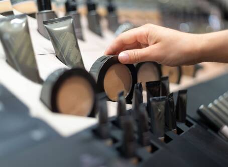 Czy baza pod makijaż jest konieczna i kiedy naprawdę się przydaje?