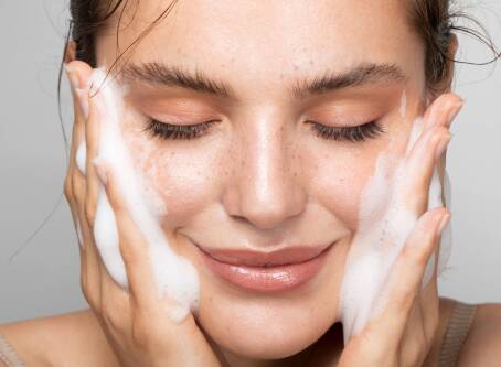 Oczyszczanie twarzy – jaka metoda najlepsza przy różnych typach cery?