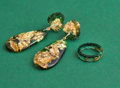 Jak samodzielnie zrobić wisiorek, kolczyki i naszyjnik z żywicy, które zachwycą oryginalnością?