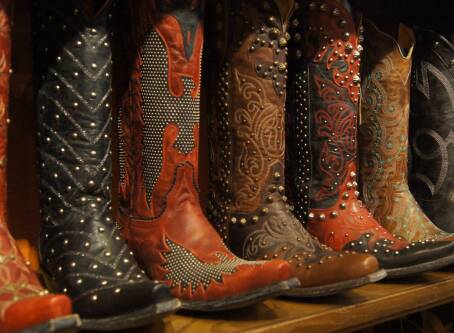 Jaka sukienka do kowbojek pasuje na różne okazje?