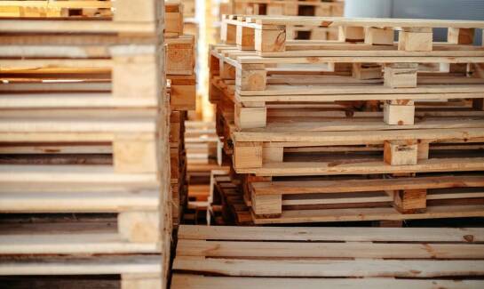 Jak transport palet wpływa na dostępność surowców dla branży meblarskiej?