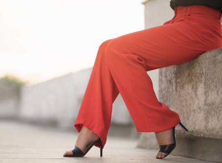 Jakie buty do spodni z szerokimi nogawkami wyglądają najlepiej?