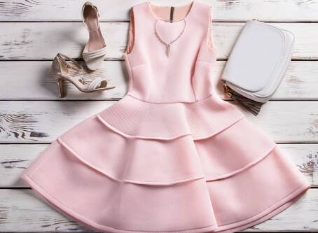 Jaki kolor butów do pudrowo różowej sukienki sprawdzi się najlepiej?