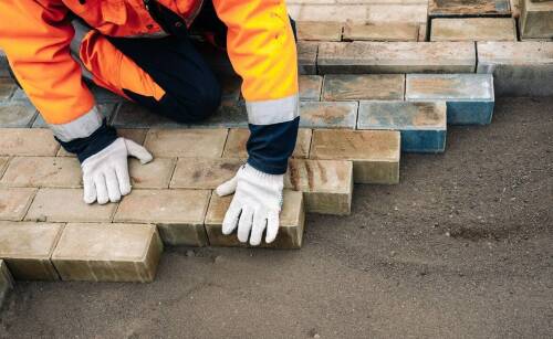 Jakie są kluczowe etapy układania kostki brukowej w przestrzeniach miejskich?