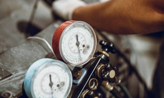 Co warto wiedzieć o sezonowym serwisie klimatyzacji samochodowej?