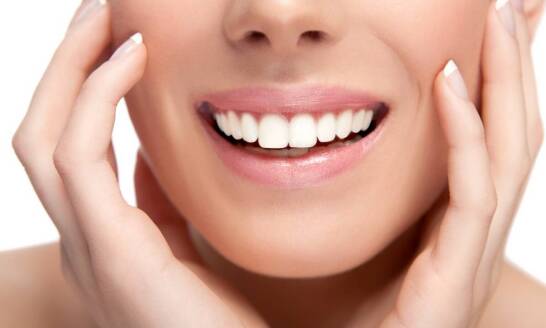 Porównanie metod wybielania: gabinetowe vs. domowe – co wybrać?