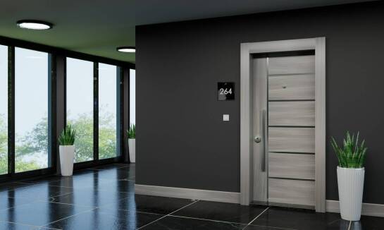 Jak elektronicznie zamykane drzwi i szafki wpływają na bezpieczeństwo gości hostelu?