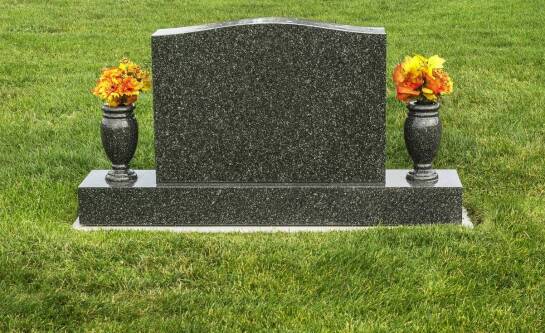 Nowoczesne wzory tablic pamiątkowych – co warto wiedzieć?