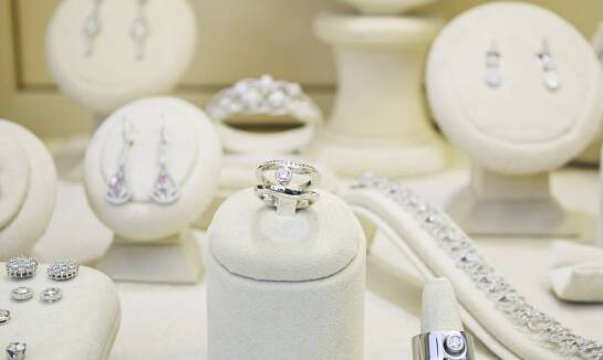 Jak dobrać biżuterię do sukienki koktajlowej na wesele?