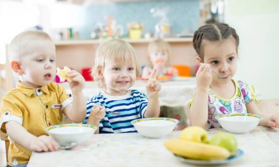 Jakie strategie stosuje dietetyk dziecięcy, aby motywować dzieci do zdrowego odżywiania?