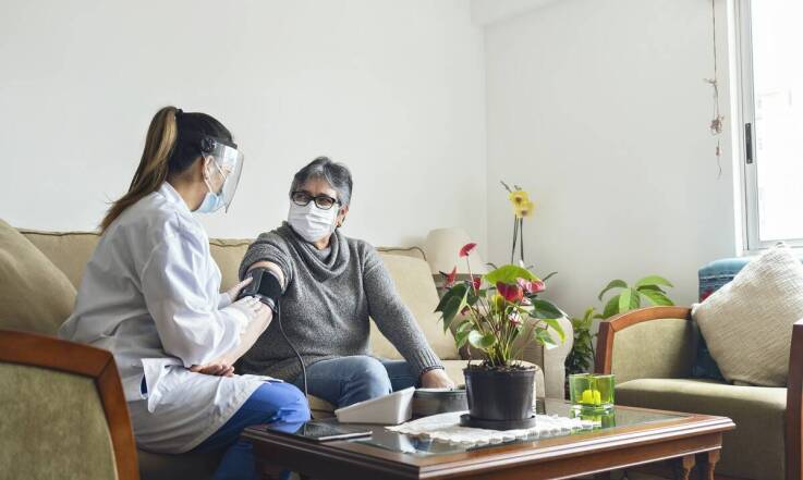 Wizyty domowe internisty na Mokotowie: jak poprawiają komfort życia pacjentów?