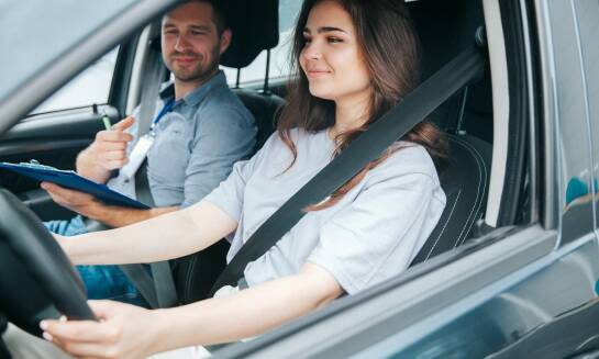 Jakie są korzyści z elastycznych godzin zajęć w nauce jazdy?