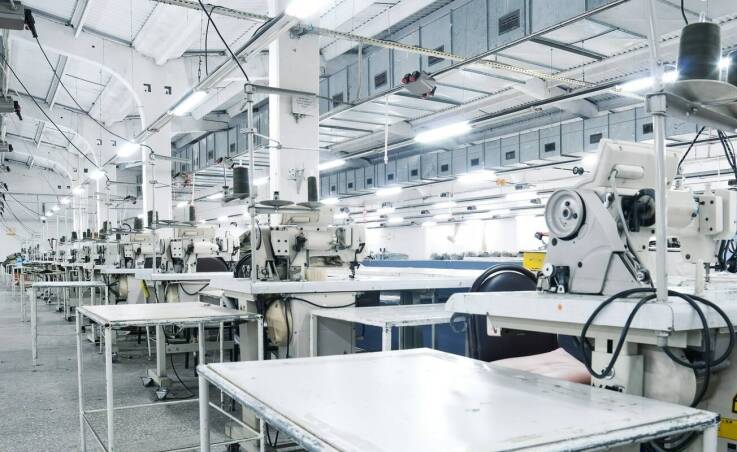 Budowa nowoczesnych hal produkcyjnych: Kluczowe aspekty i technologie