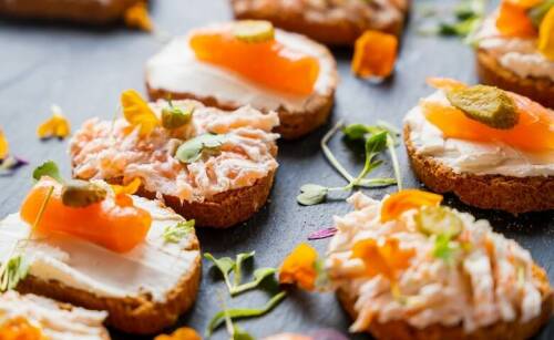 Jak dekoracyjne kanapki mogą wzbogacić menu eventowe?