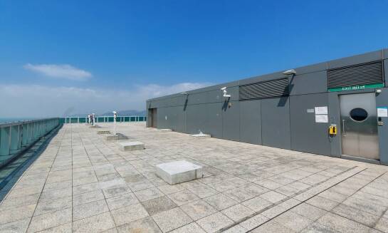 Wyłazy dachowe przeciwpożarowe a zgodność z normami unijnymi – co warto wiedzieć?