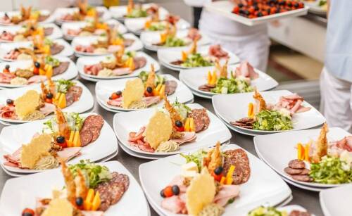 Jakie trendy kulinarne dominują na przyjęciach firmowych?