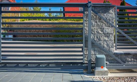 Bezpieczeństwo użytkowania bram panelowych przesuwnych w praktyce