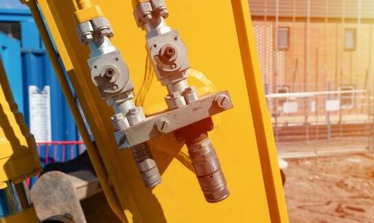 Jak koparki gąsienicowe do 5 ton wpływają na wydajność małych placów budowy?