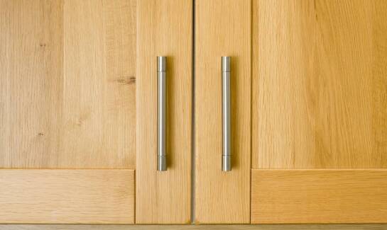 Porównanie uchwytów meblowych z metalu i tworzywa sztucznego – które są lepsze?