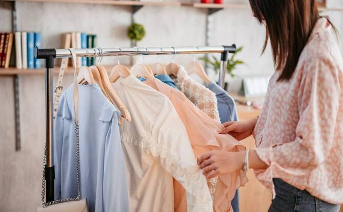 Jak sezonowe wyprzedaże wpływają na dostępność markowych ubrań?