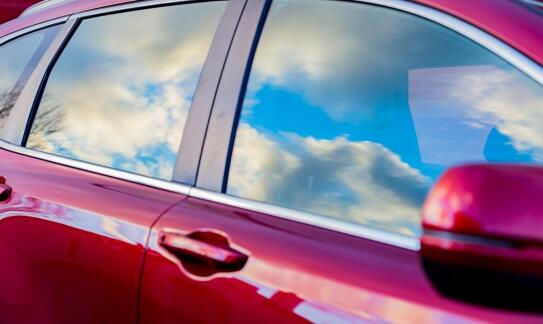 Ochrona szyb samochodowych – dlaczego warto zainwestować?