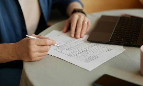 Jakie są kluczowe aspekty formalne związane z adresem do umowy najmu?