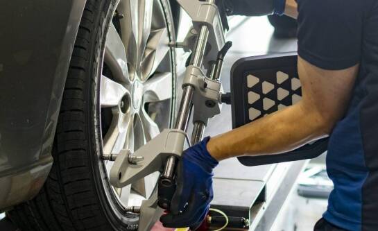 Jakie są różnice między tradycyjnym a komputerowym ustawieniem zbieżności?
