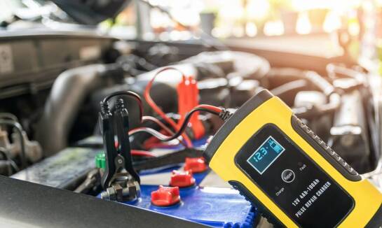 Jak dbać o ładowarki do akumulatorów żelowych, aby zapewnić ich długotrwałe działanie?