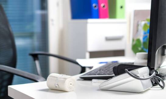 Jak dezynfekcja sprzętu ratowniczego jest omawiana na kursie KPP?