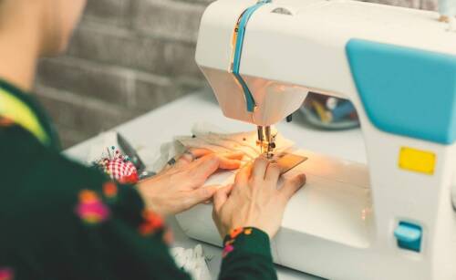 Owerlok domowy – jakie cechy warto wziąć pod uwagę przy zakupie?