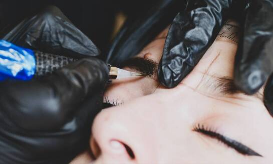 Cover brwi – sposób na idealny kształt bez codziennego malowania