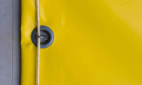 Plandeki na samochody dostawcze: jak zapewniają ochronę przed czynnikami zewnętrznymi?