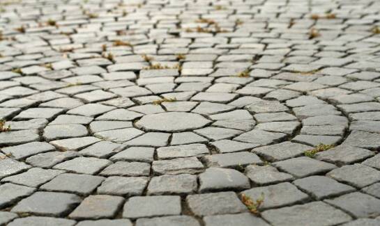 Jak układanie kostki brukowej wpływa na estetykę przestrzeni publicznych?