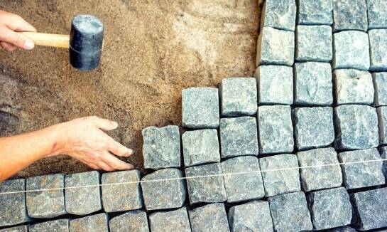 Układanie kostki brukowej – jak zapewnić trwałość nawierzchni?