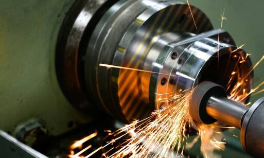 Co warto wiedzieć o obróbce metali przy produkcji konstrukcji stalowych?