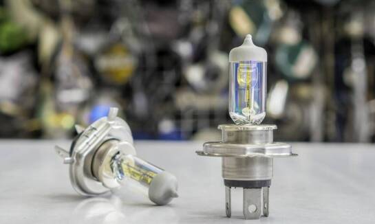 Jak sprzedaż lamp samochodowych wpływa na bezpieczeństwo pojazdów?