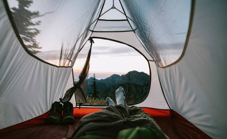 Reflektor dla miłośników survivalu – jakie funkcje są kluczowe?