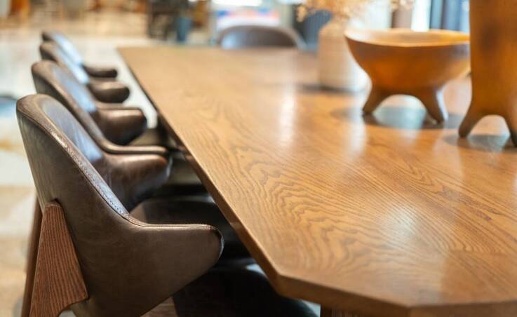 Innowacyjne projekty mebli biurowych na wymiar od stolarza w Warszawie