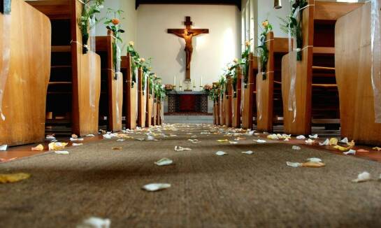 Rola klęczników w ceremoniach ślubnych i innych uroczystościach kościelnych