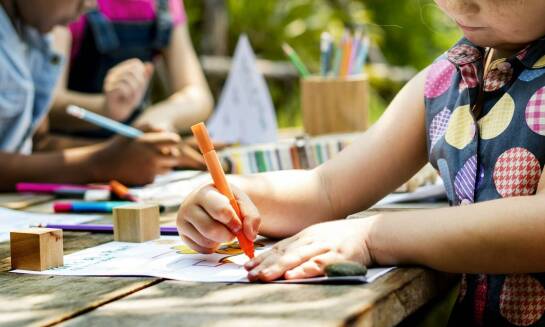 Jak obozy rekreacyjne wspierają rozwój kreatywności u dzieci?