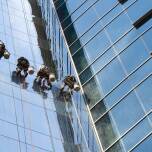 Jakie wymagania muszą spełniać alpinistyczni specjaliści myjący okna na wysokościach?
