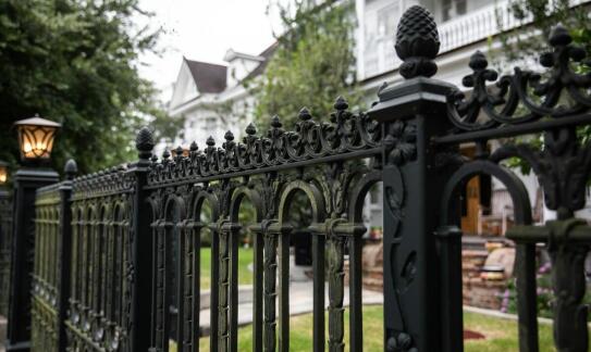 Jakie są możliwości personalizacji sztachet metalowych u producenta?