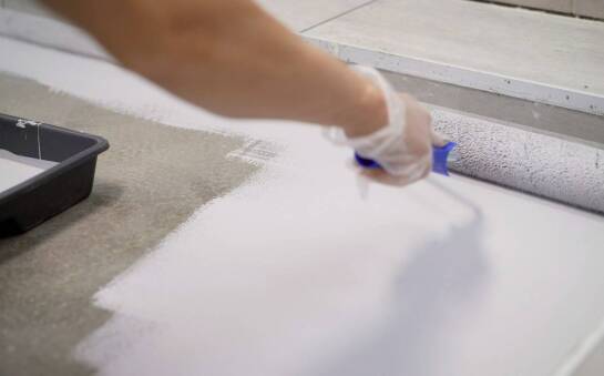 Proces montażu wykładzin w placówkach medycznych krok po kroku