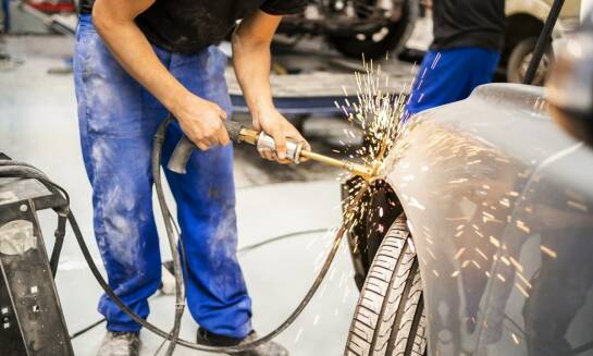 Najlepsze usługi blacharskie w okolicy: co oferuje blacharz?