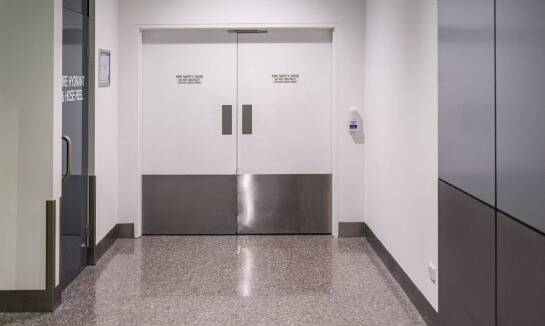 Jak czarne drzwi pokojowe wpływają na akustykę pomieszczeń?