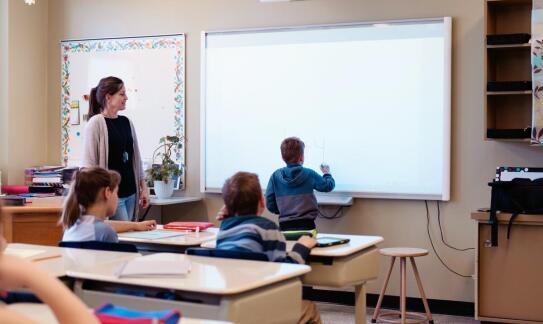 Jakie są korzyści z publikowania artykułów edukacyjnych o cyberprzestępczości?